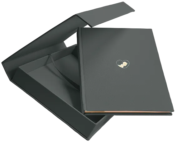 Produktansicht des Mriella Piccolo Babyalbums in der Farbe Eukalyptus mit passender Premium-Aufbewahrungsbox – für den Vergleich mit anderen Produkten.