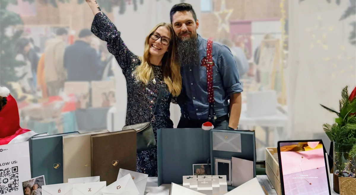 Über Uns 1 Lina und Alexander von Mriella auf einer Messe für Babyprodukte – Präsentation der hochwertigen Piccolo Babyalben.