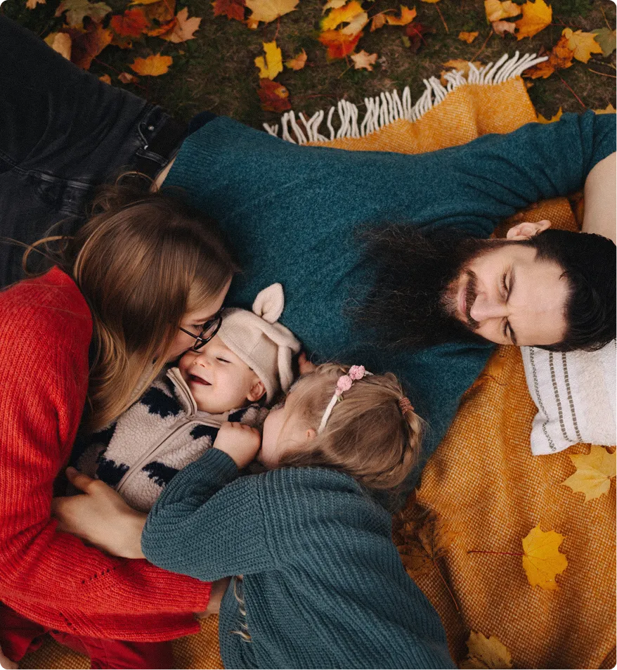 Die Mriella Gründer Lina und Alexander mit ihren Kindern in einem entspannten Moment – Authentizität und Leidenschaft hinter der Marke.