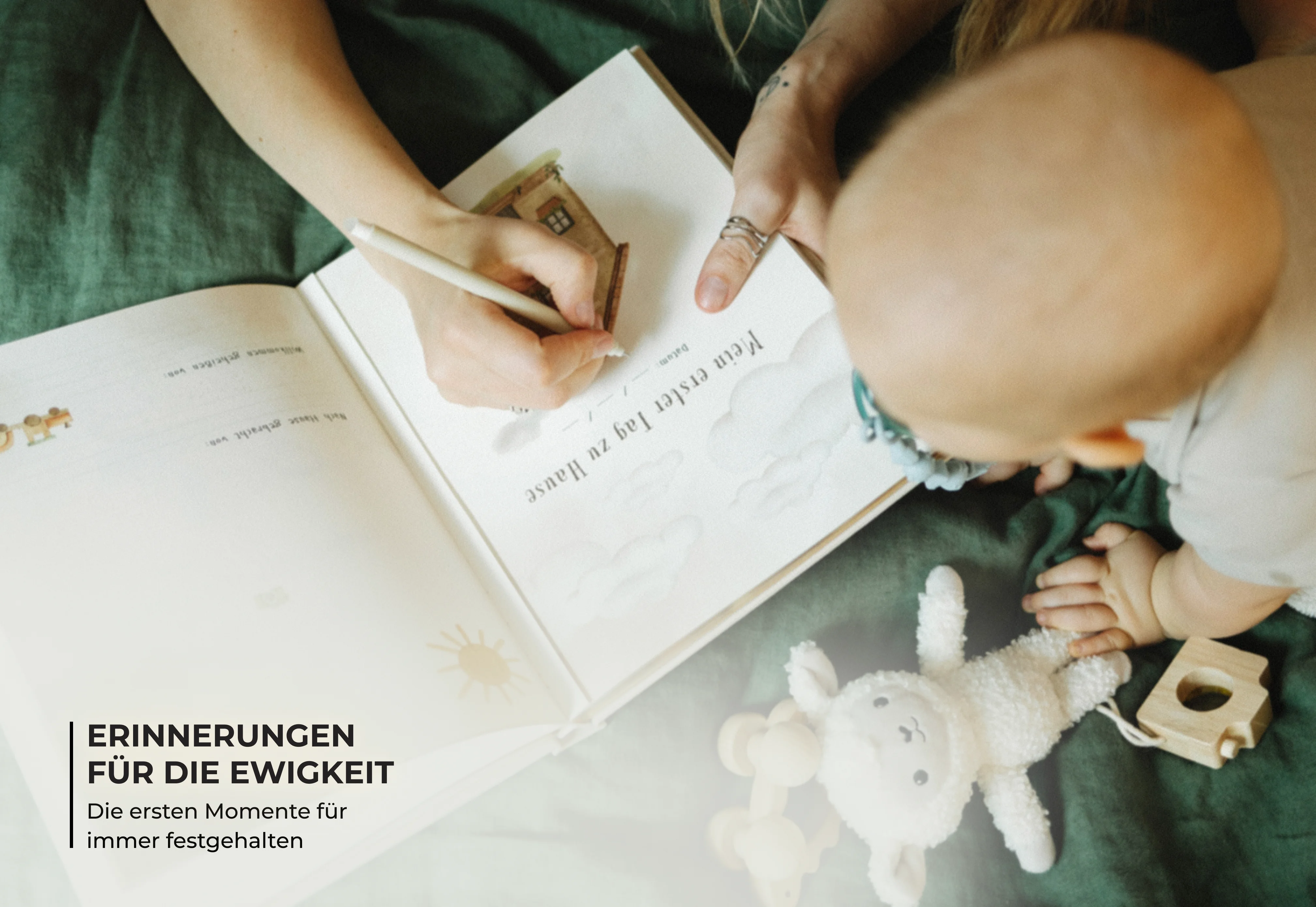 Mama trägt erste Erinnerungen ins Mriella Piccolo Babyalbum ein, Baby schaut zu