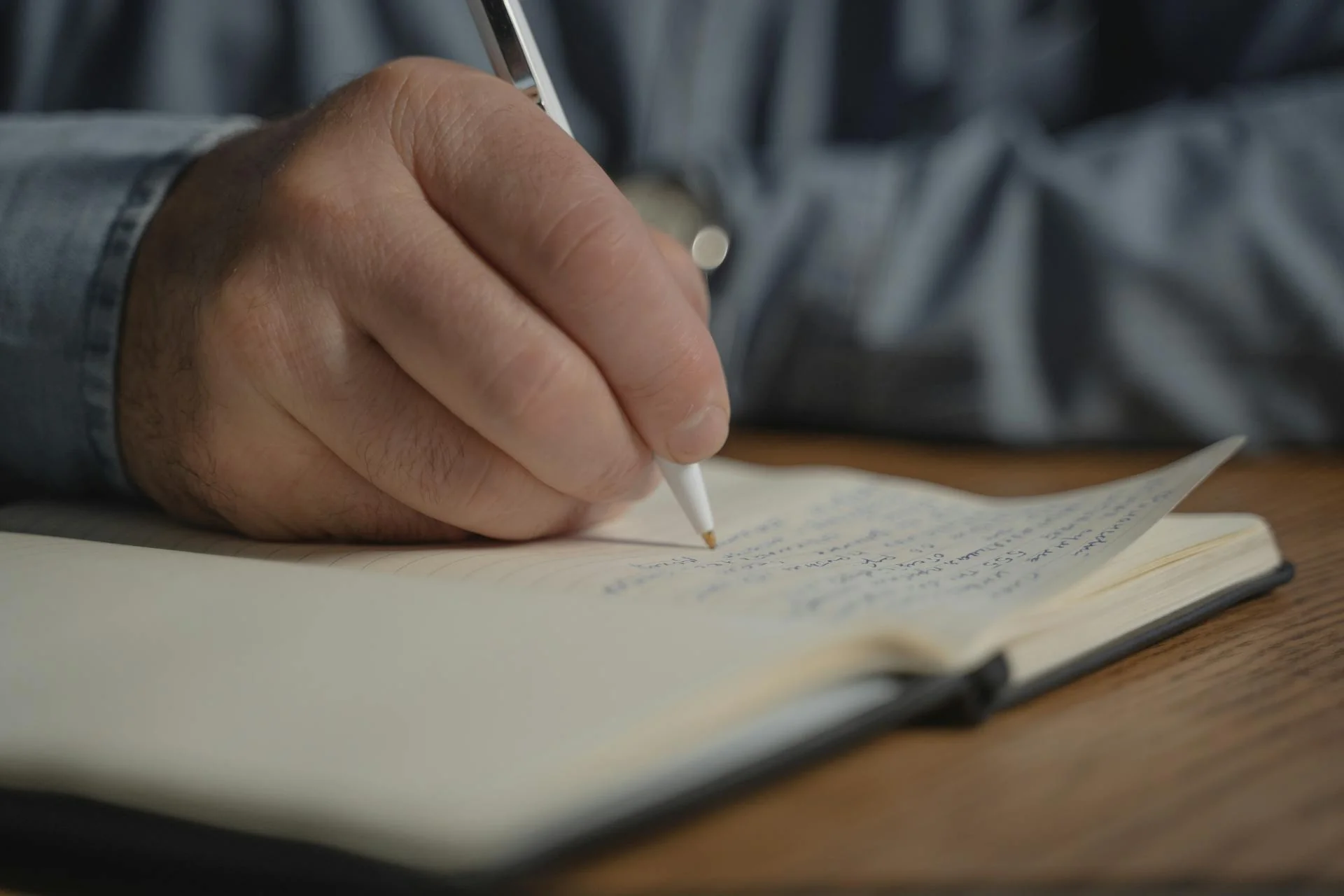 Babyalbum mit Handschrift und vorgedruckten Eintrag-Feldern als Erinnerungsanker