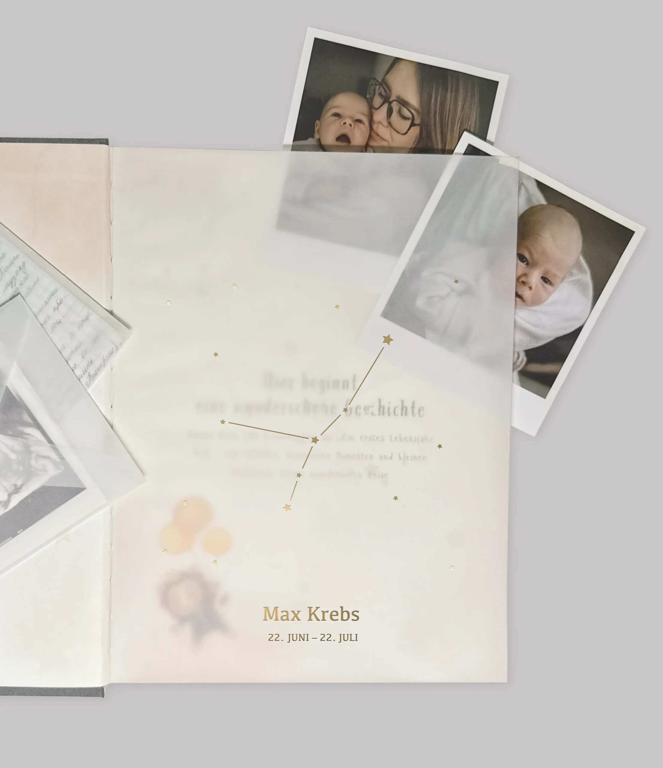 Personalisierung: Sternzeichen Krebs als Goldprägung auf dem Piccolo Album.