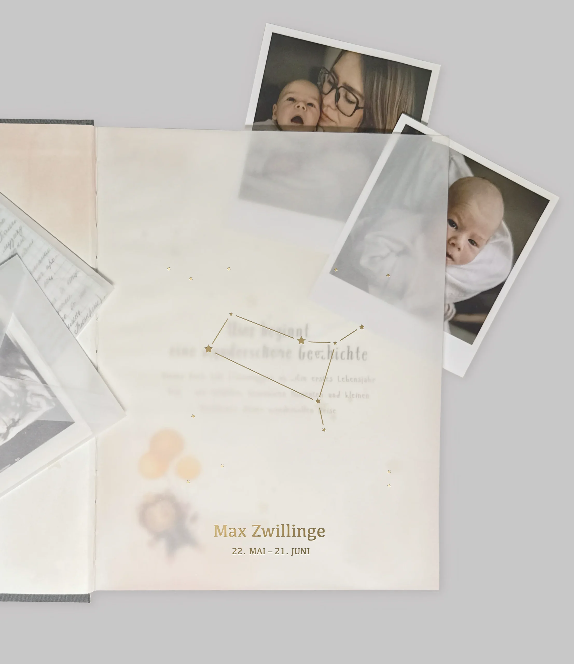 Personalisierung: Sternzeichen Zwillinge als Goldprägung auf dem Piccolo Album.