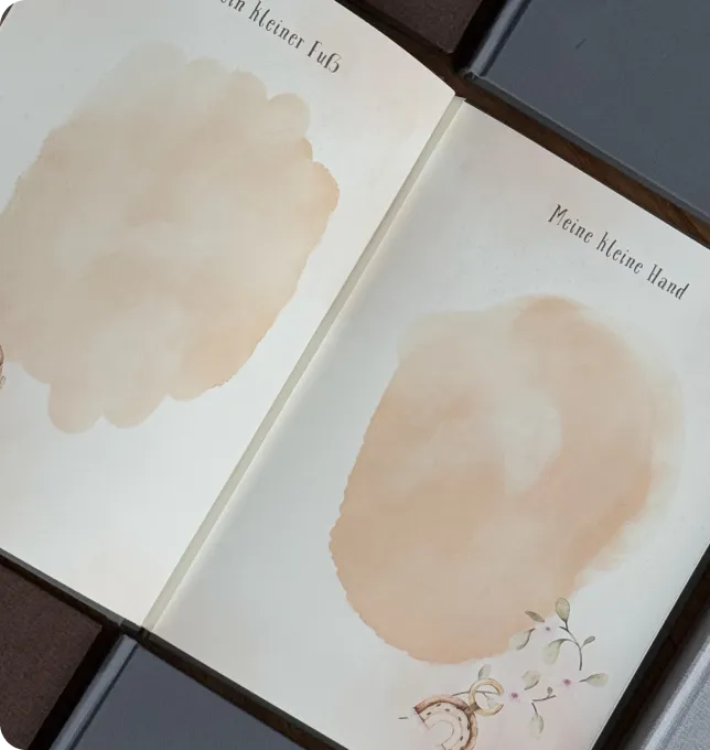 Das geöffnete Mriella Piccolo Babyalbum liegt flach auf (180 Grad Öffnung) für müheloses Beschreiben.